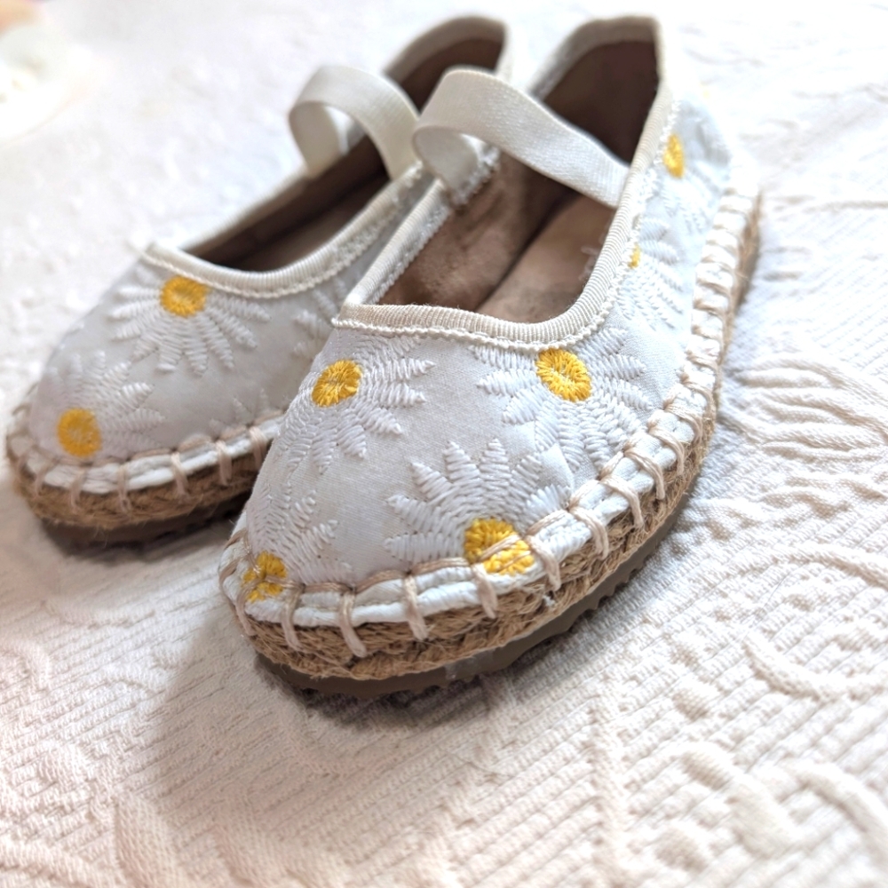 NWOT Little Girls Embroidered Daisy Espadrille Shoes Sz. 6 Toddler